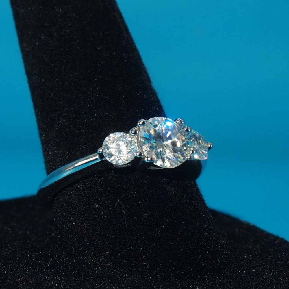 Beautiful GRA Certified 2.00ctw Moissanite Diamond, 3 Stone Bridal Ring Platinum - Picture 4 of 8